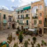 Da quest�altezza si riesce ad ammirare nella sua totalit� la sottostante Corte Incuria...